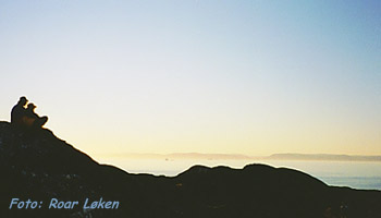 Sola g&aring;r ned i nord over Diskobukta p&aring; Gr&oslash;nland