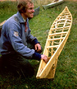 Svend Ulstrup med sjelett av eskimokajakk